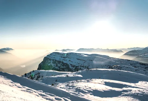 Fjällpanorama med snö och sol